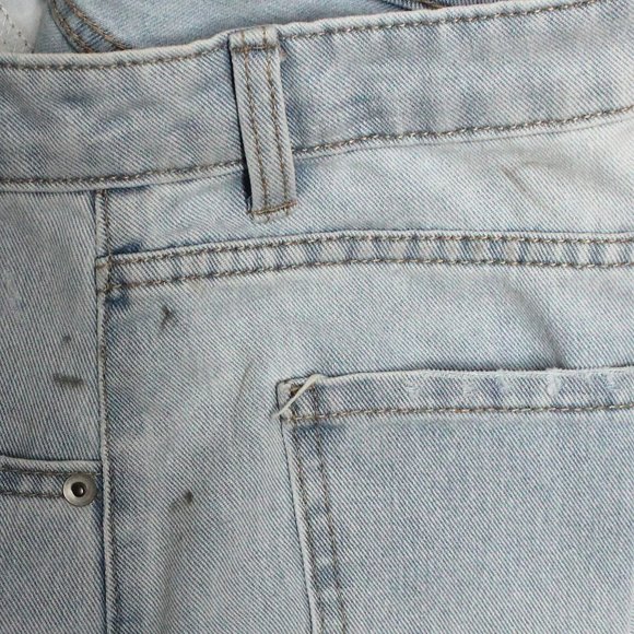 No Boundaries Junior Size 11 Light Wash High Rise Destructed Midi Shorts & Stain - Picture 13 of 15